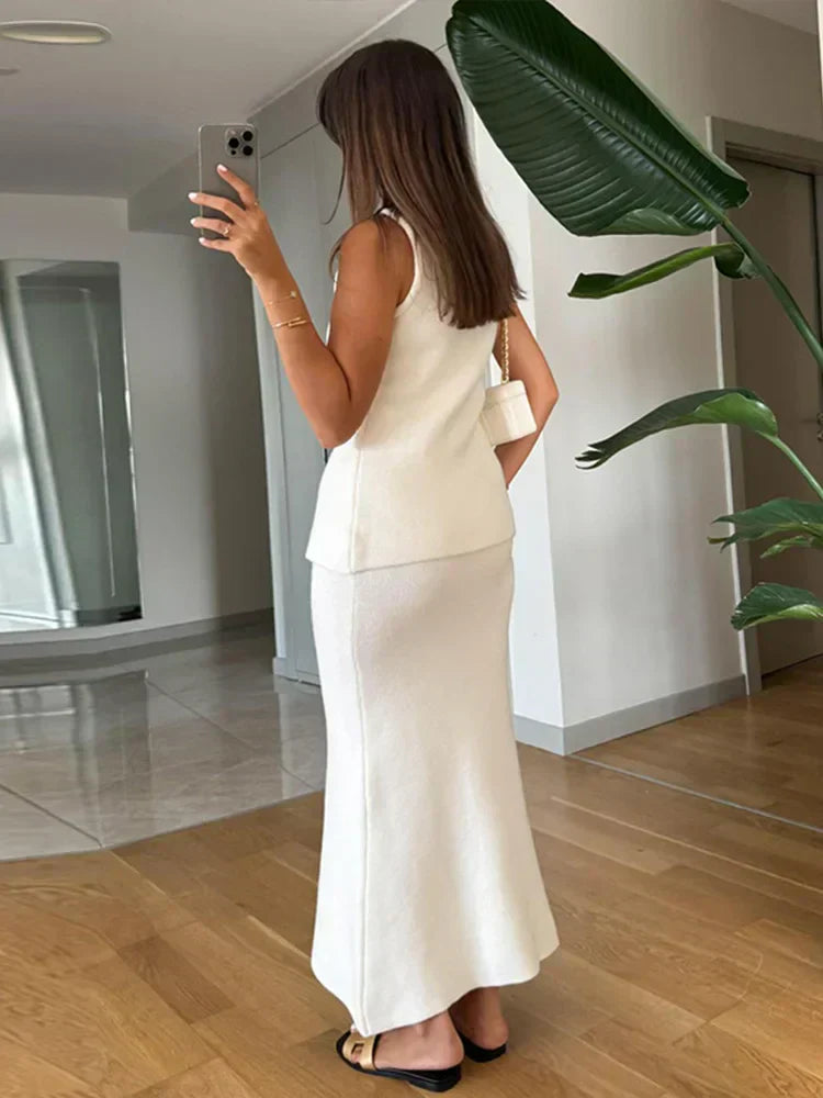 חליפת שני חלקים סרוגה וסט סגירת כפתורים וחצאית מקסי - ג'יילה